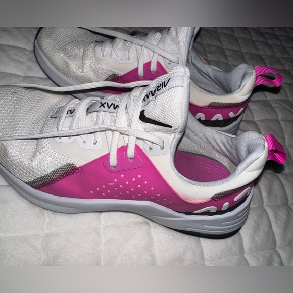 Nike - Picture 2 of 4